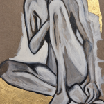 Detail von IN HER OWN SPACE mit angewinkelten Beinen der sitzenden Figur, kräftigen schwarzen Konturen und strukturierter Mixed-Media-Malerei.