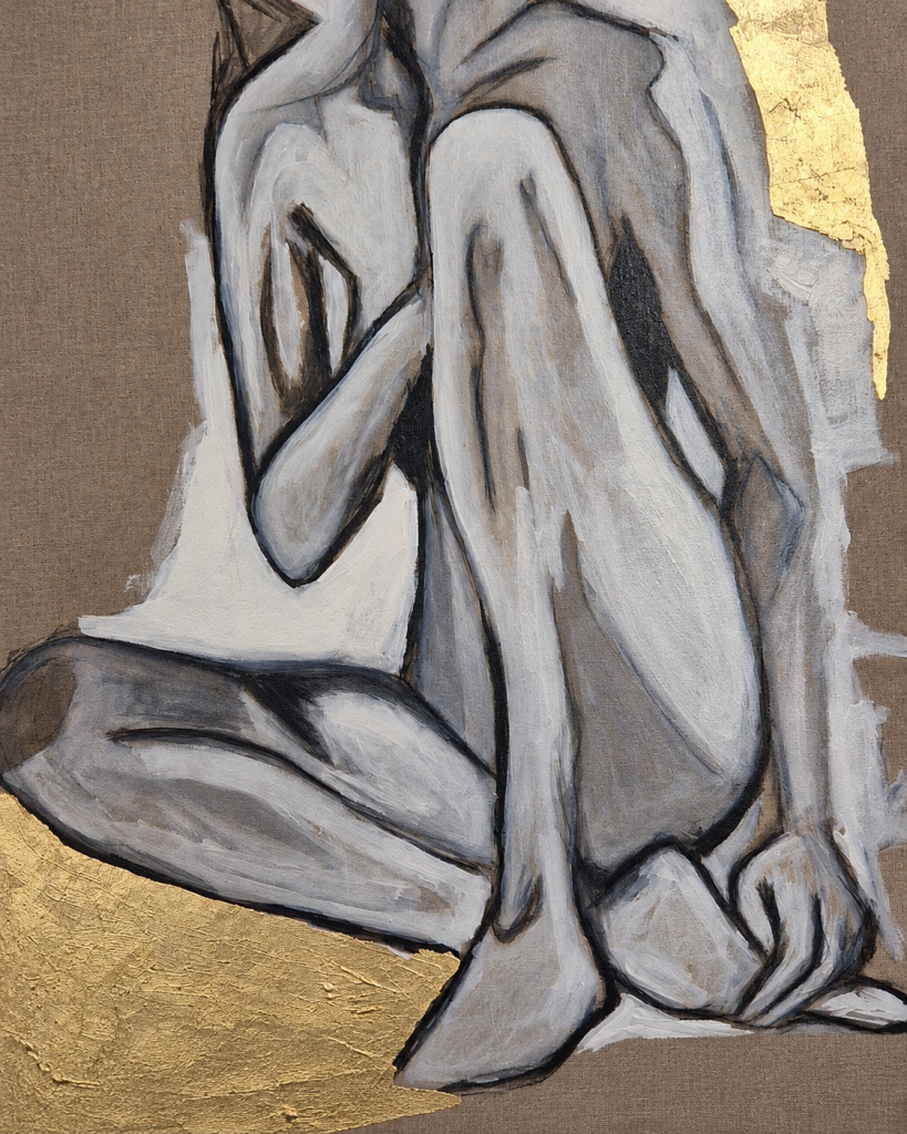 Detail von IN HER OWN SPACE mit angewinkelten Beinen der sitzenden Figur, kräftigen schwarzen Konturen und strukturierter Mixed-Media-Malerei.