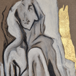 Nahaufnahme von IN HER OWN SPACE mit dem nachdenklichen Gesicht einer Frauenfigur, grauen Farbflächen und einem goldfarbenen Akzent.