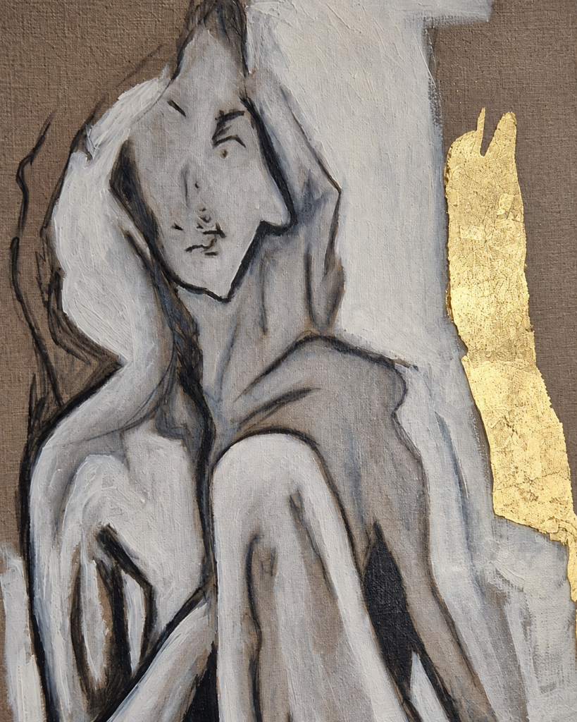 Nahaufnahme von IN HER OWN SPACE mit dem nachdenklichen Gesicht einer Frauenfigur, grauen Farbflächen und einem goldfarbenen Akzent.