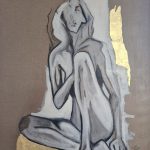IN HER OWN SPACE von Joanna Rutkowska – sitzende weibliche Figur in Grau und Schwarz auf naturbelassener Leinwand mit goldfarbenen Akzenten.