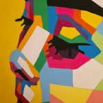 AUDREY TIMELESS – Nahaufnahme von Auge und Nase des Pop-Art-Porträts mit geometrischen Farbflächen in Türkis, Gelb, Rot, Blau und Pink.
