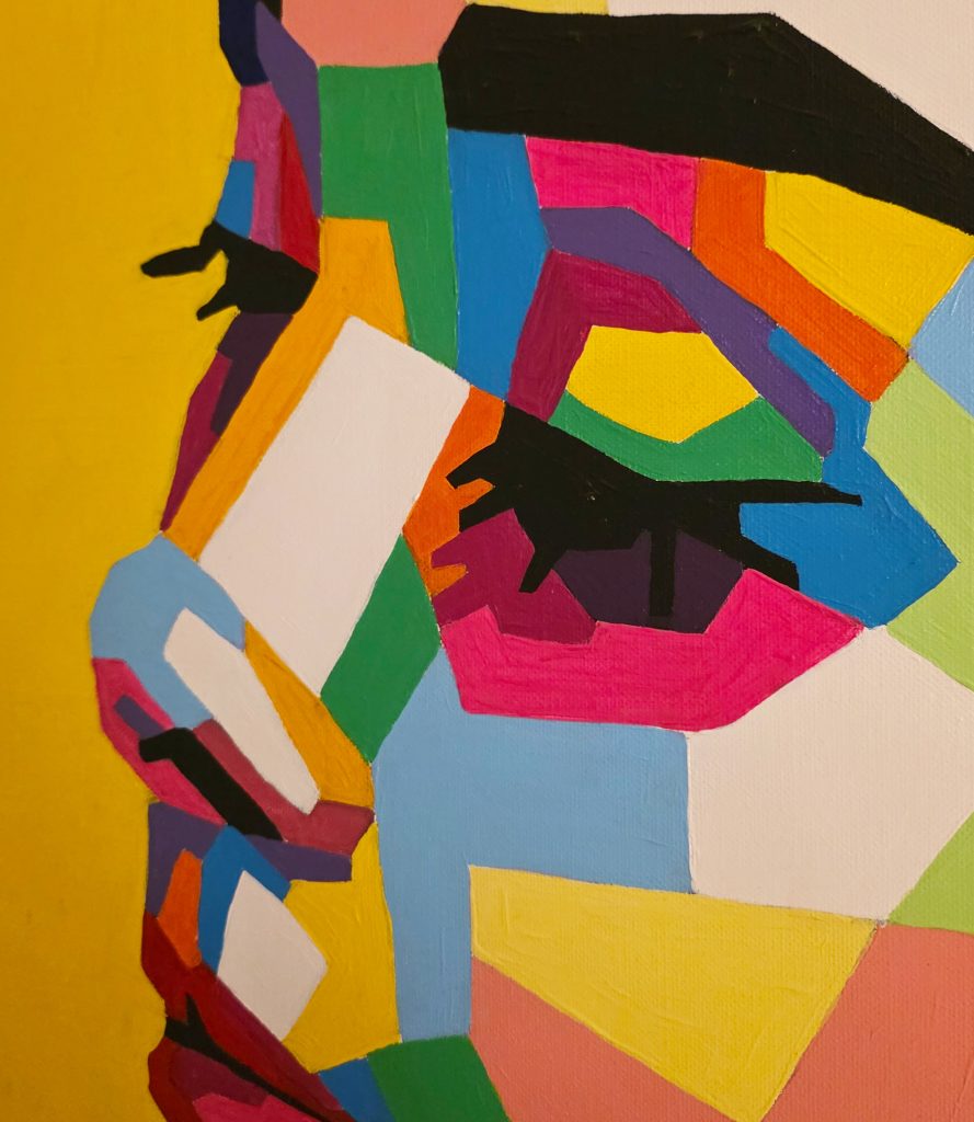 AUDREY TIMELESS – Nahaufnahme von Auge und Nase des Pop-Art-Porträts mit geometrischen Farbflächen in Türkis, Gelb, Rot, Blau und Pink.