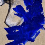UNSPOKEN COBALT von Joanna Rutkowska – Nahaufnahme des weiblichen Oberkörpers mit reliefartigen kobaltblauen Farbaufträgen auf naturbelassener Canvas-Leinwand.