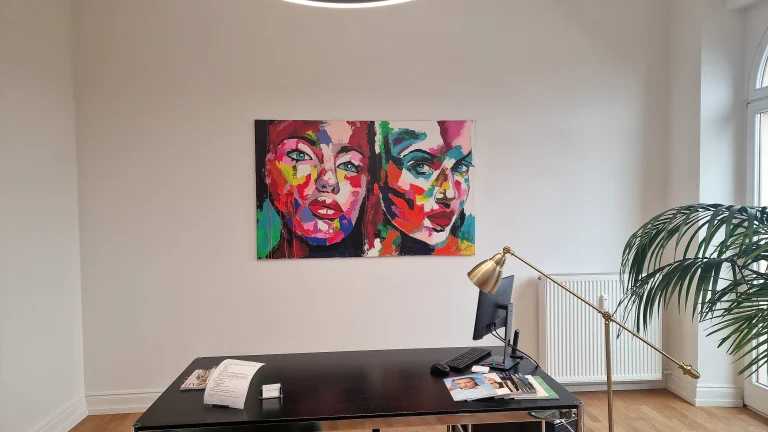Originalkunst von Joanna Rutkowska in der Praxis Dr. Popp in Wiesbaden