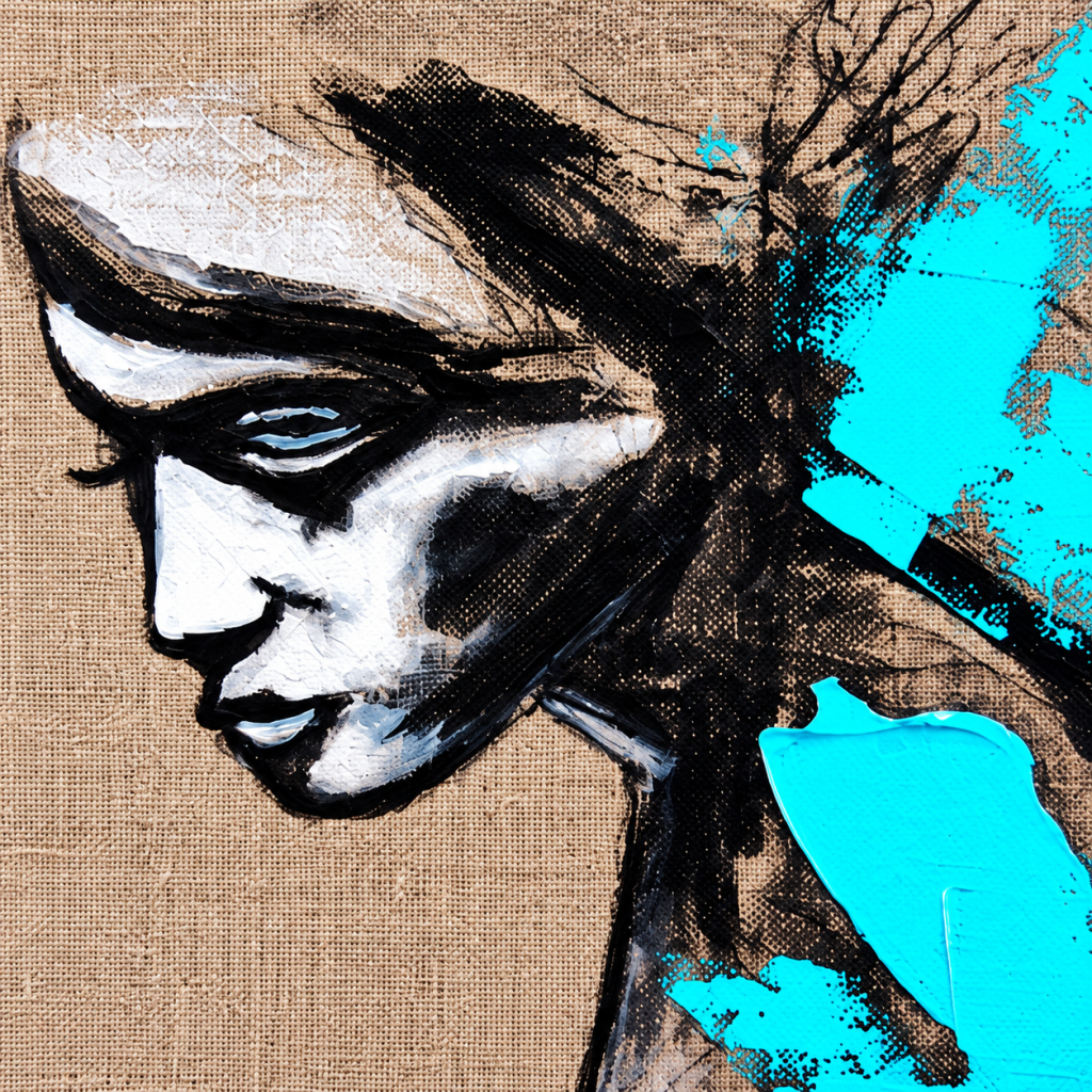 UNSPOKEN TURQUOISE von Joanna Rutkowska – Nahaufnahme des weiblichen Oberkörpers mit kräftigen türkisen Spachtelstrukturen auf naturbelassener Canvas-Leinwand.