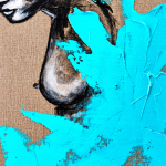 UNSPOKEN TURQUOISE von Joanna Rutkowska – Nahaufnahme des weiblichen Oberkörpers mit plastischen türkisen Farbaufträgen und sichtbarer Naturleinwandstruktur.