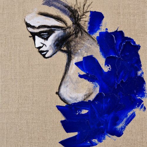 UNSPOKEN COBALT von Joanna Rutkowska – nachdenkliche weibliche Figur in Schwarz-Weiß mit plastischen kobaltblauen Farbstrukturen auf naturbelassener Leinwand.