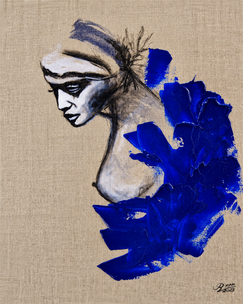 UNSPOKEN COBALT von Joanna Rutkowska – nachdenkliche weibliche Figur in Schwarz-Weiß mit plastischen kobaltblauen Farbstrukturen auf naturbelassener Leinwand.